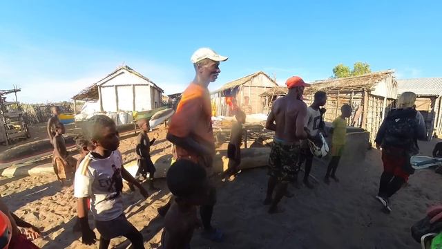 Когда на МАДАГАСКАРЕ все идет наперекосяк я оказываюсь в отдаленной деревне на ОТМЕЛИ [S7-E99]