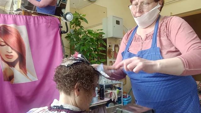 Стрижёмся после химической завивки.Делаем мелирование на фольгу. смотреть онлайн