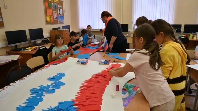 Флаг России детскими ладошками смотреть онлайн