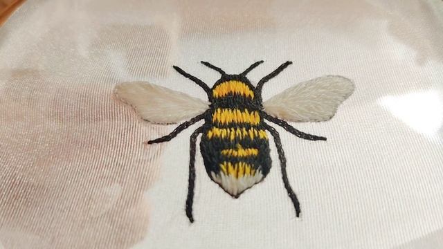 Объемная вышивка?Пчела?Люневильский крючок+гладь• Stump work embroidery. Satin stitch+luneville hoo смотреть онлайн