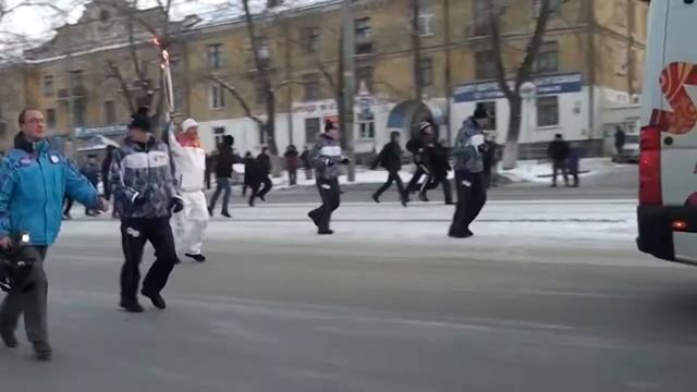 Пожарные обгоняют олимпийский факел. Оператор бежит с большой видеокамерой. смотреть онлайн