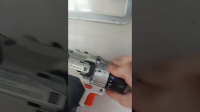 как разобрать elti 18в шуруповерт. располовинивание корпуса без повреждения. смотреть онлайн