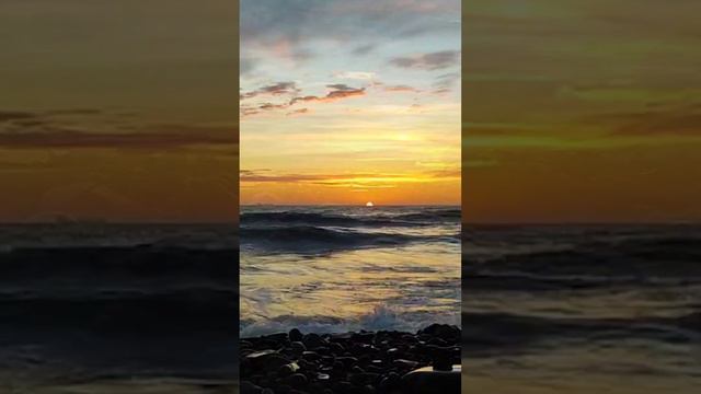 Закат и море #волны #закат #море смотреть онлайн