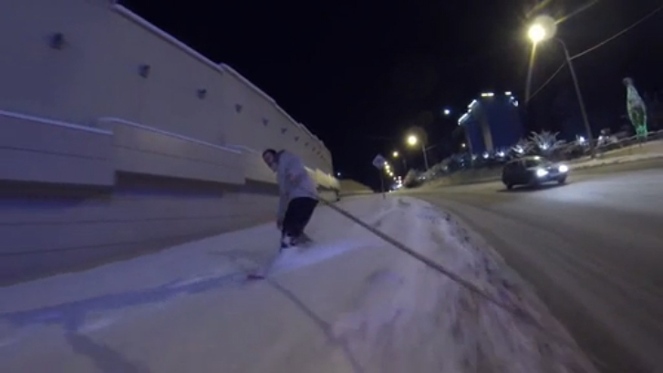 На сноуборде по центру Сочи смотреть онлайн