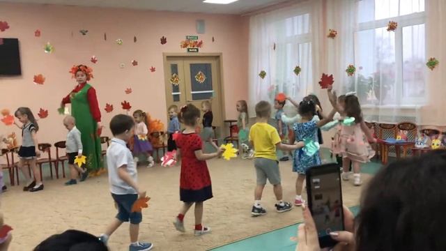 Танец "Листик осенний мы в руки возьмем"(видео) смотреть онлайн