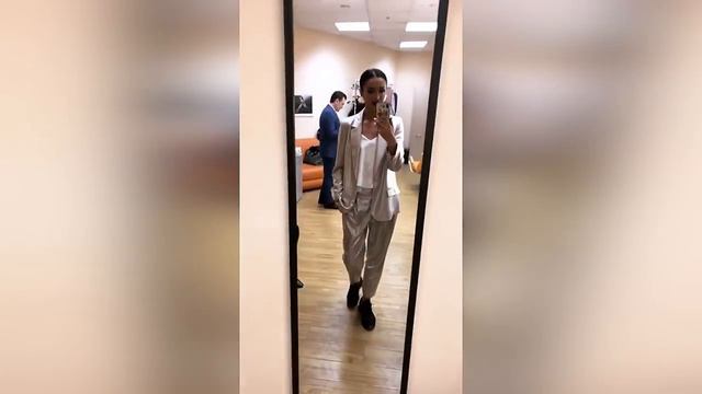 Бузова я сегодня очень стильная в новом костюме🤩на любимой работе смотреть онлайн