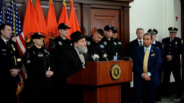 Rabbi Perl Chabad of Mineola Benediction at police vigil смотреть онлайн