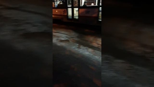 Утренний новый классный трамвай 197, маршрут 7, следует из Западного трамвайного депо по маршруту. смотреть онлайн