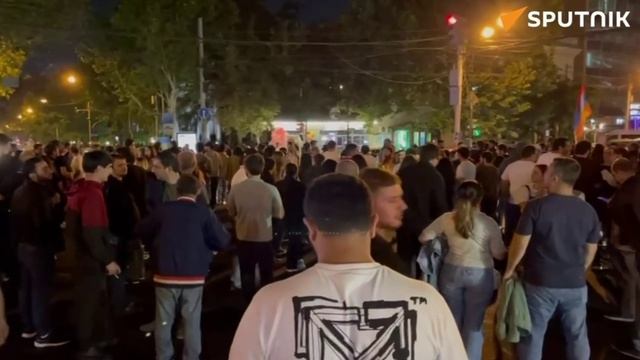 Участники антиправительственного шествия перекрывают улицы центра Еревана смотреть онлайн