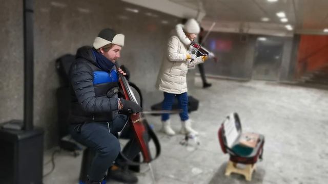 Александра Лойко / Валентин Тихонов. Уличные музыканты Москвы. Арбат. Зимой в переходе. 2021 смотреть онлайн