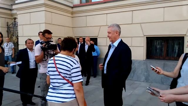 Мэр города Москвы ходит по Тверской.