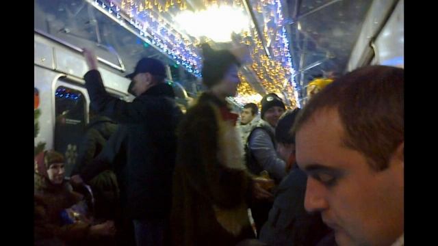 Новогодний поезд в московском метро. Поздравляю всех с новым 2017 годом! смотреть онлайн
