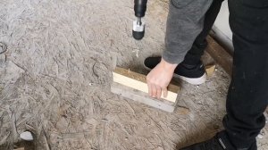 Закрываю зазор между стеной и крышей.