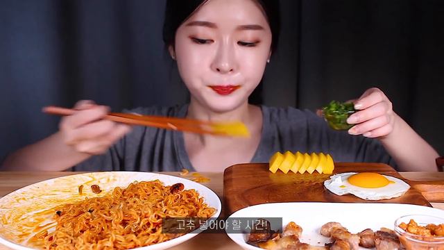 새로나온 신라면볶음면 육즙팡팡 삼겹살, 땡초 먹방 | NEW RAMYUN 🔥SPICY STIR-FRIED SHIN RAMYUN ★ SAMGYEOPSAL & CHILI MUKBAN смотреть онлайн