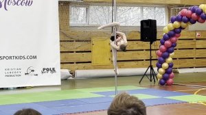 Выступление на соревнованиях по воздушной гимнастике