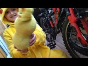 ЖАБУШКА НА БАЛКОНЕ! ОПЯТЬ ТРЕШ! НАСИЛЬНИК!