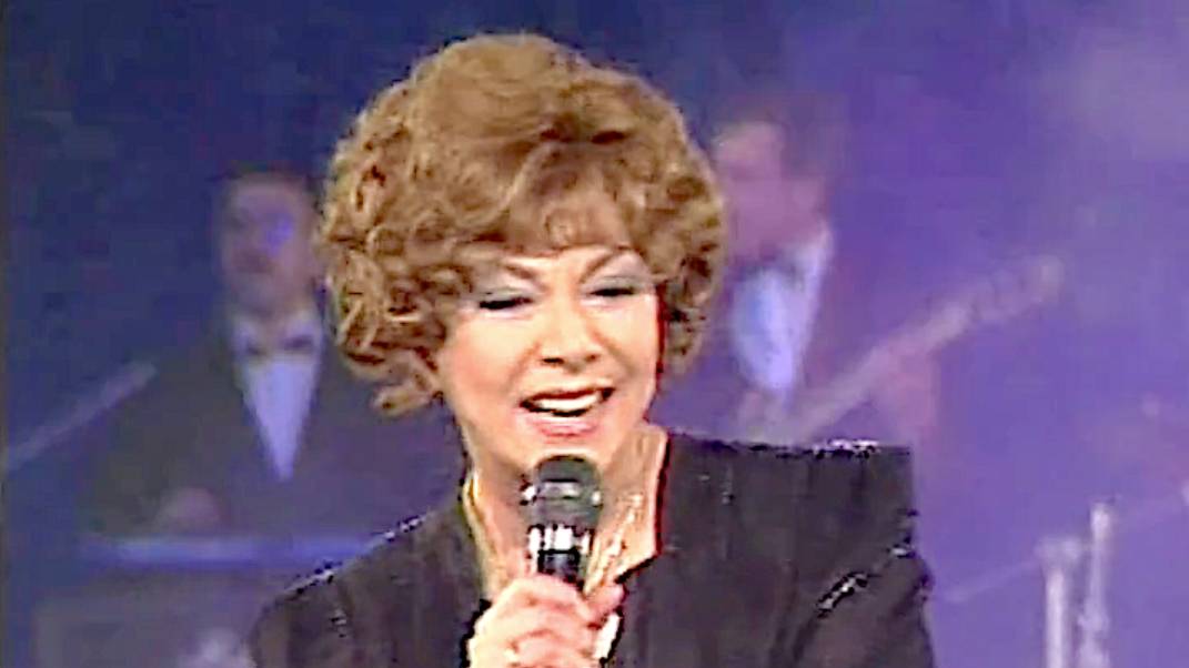 Как нужна эта песня сейчас - Эдита Пьеха, ЛЮДИ УЛЫБНИТЕСЬ МИРУ 👍 или 👎 смотреть онлайн