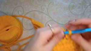Сумочка «ракушка» из одного мотка пряжи.