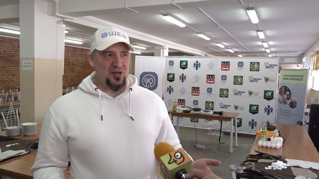 Готовить сырники научил шеф-повар краснообских школьников // "Новости 49" 19.04.23 смотреть онлайн