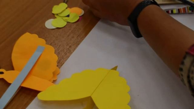 Бабочка из бумаги, аппликация, объемная поделка смотреть онлайн