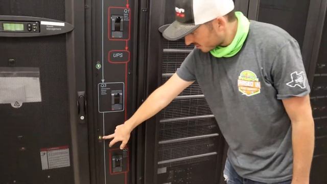 Schneider Electric Symmetra PX 100 UPS into Maintenance Bypass смотреть онлайн