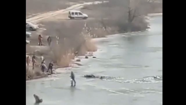 РЫБАКИ ПРОВАЛИЛИСЬ ПОД ЛЁД ОДИН ЗА ДРУГИМ. РЫБАЛКА ПО ПОСЛЕДНЕМУ ЛЬДУ ОПАСНА... смотреть онлайн