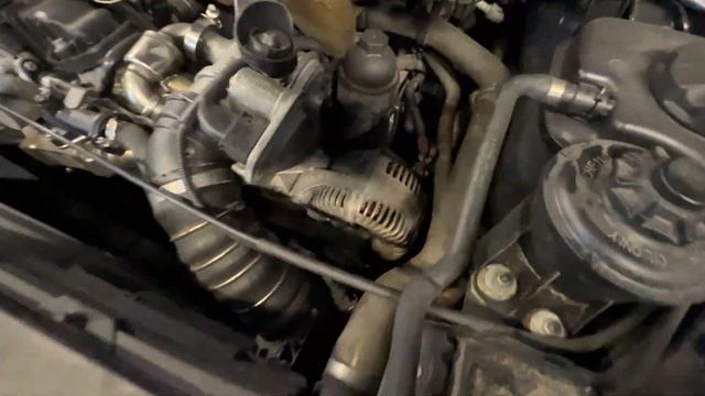 Клеем фары пленкой на X5 E70. Ставим заглушку EGR. Сгорел провод массы, потёк тосол. смотреть онлайн