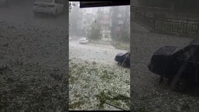 [ Альбом ]
Сильный ливень с градом накрыли Буйнакский район Дагестана. Разбиты стëкла машин, повре смотреть онлайн