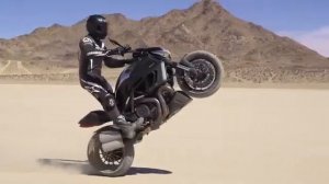 Дукати Диавель в пустыне