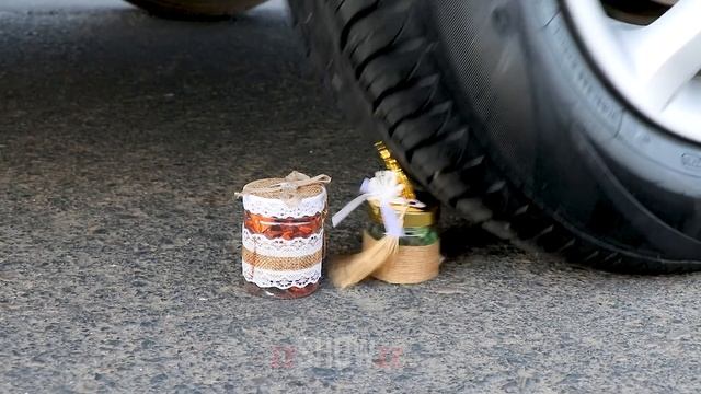 Aplastando Cosas Crujientes Con El Coche | Experimento: 250 Globos De Agua VS Rueda De Coche