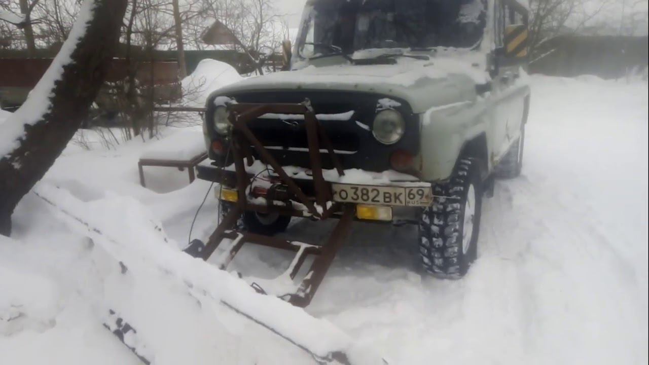 Привезли Сено а там УАЗ с отвалом чистит снег! смотреть онлайн