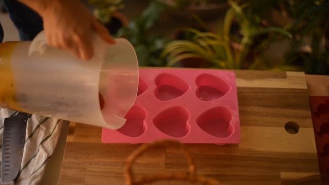 Глицериновое мыло с КУРКУМОЙ своими руками (на мыльной основе)//Успокаивающее видео смотреть онлайн