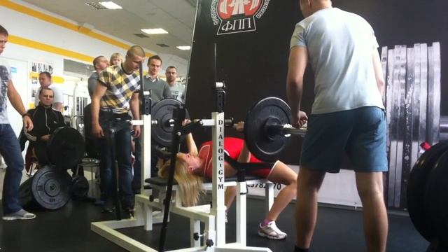 Мусина Анна. Жим лежа 67,5 кг. смотреть онлайн
