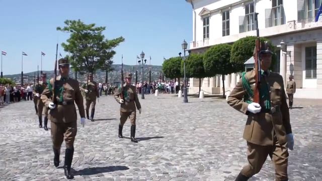 Смена караула возле президентского дворца в Будапеште смотреть онлайн