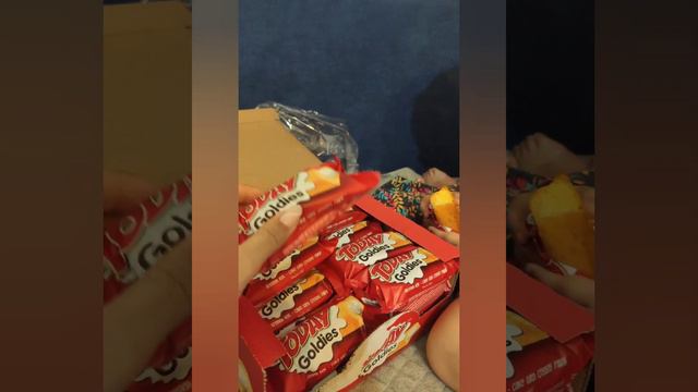 Распаковка большой красной коробки! Дед Мороз уже передал первый подарок! смотреть онлайн