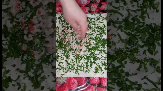 Закусочный рулет из лаваша с крабовыми палочками.