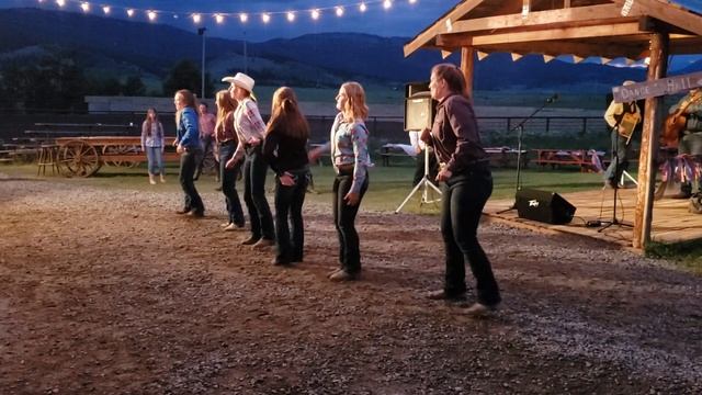 Meadow Vue Ranch camp counselors doing the "Git-Up" смотреть онлайн