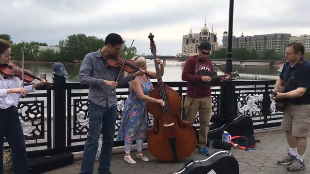 A shortcut of "Blue Moon of Kentucky" on Esil river in Astana, Kazakhstan смотреть онлайн