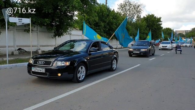 Автопробег с государственными флагами прошёл в Кокшетау ко Дню государственных символов РК. смотреть онлайн