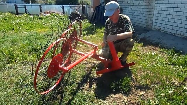 Показываю как я облегчаю свой труд и применяю ворошилку для мотоблока. смотреть онлайн