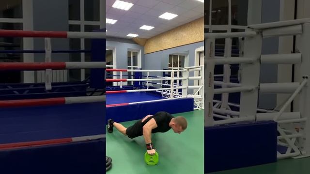 Отжимания с блином! ??#рекомендации #фитнесблогер #отжимания #челлендж2021 смотреть онлайн