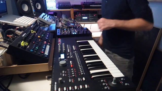 Glowing Tones • finest Techno Session / DAWless Live Performance with Elektron machines & Virus TI2 смотреть онлайн