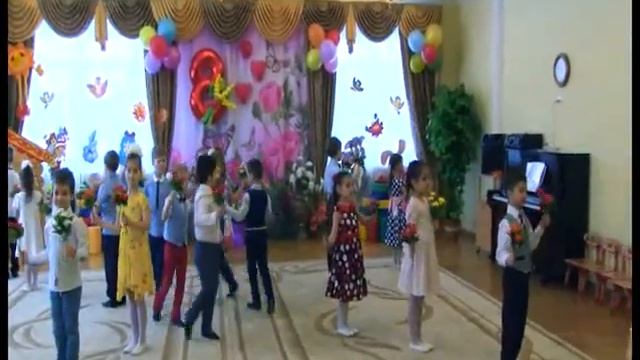 Начало утренника. Танец с цветами (под.гр.) Коломна,детский сад 15 "Светлячок" смотреть онлайн