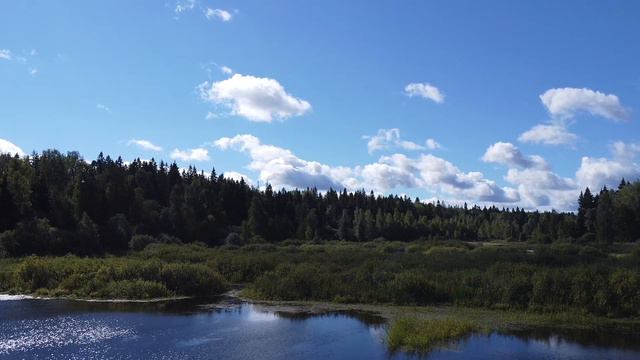 ФУТАЖ - Облака над водоемом вдоль реки - 2,7К смотреть онлайн