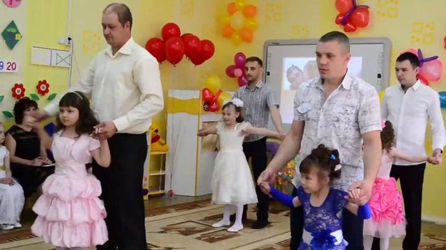 Танец пап и дочек на выпускном смотреть онлайн