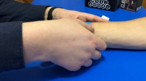 Наложение кинезио тейпа на длинный разгибатель большого пальца кисти.