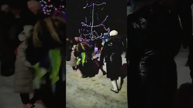 Видеофрагмент гуляния "Рождественские забавы" на площади райцентра 6 января смотреть онлайн