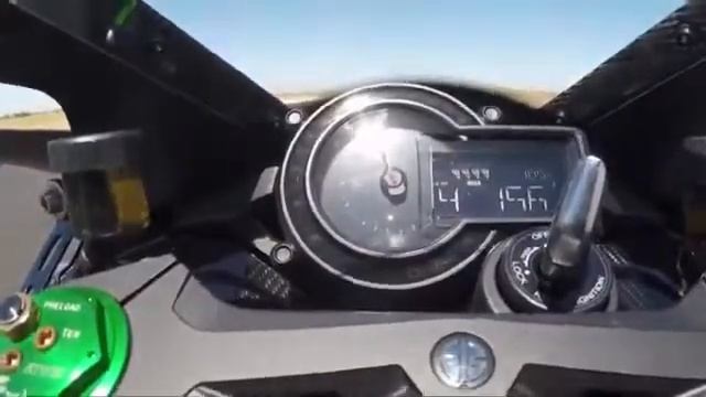 Мотоцикл Kawasaki H2R против суперкаров