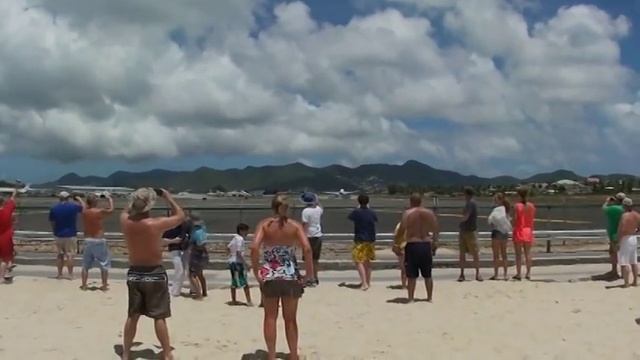 planes landing at Princess Juliana Airport, Maho Beach, St Maarten 11th April 2012 смотреть онлайн