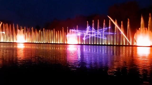 Фонтан в Виннице и лазерное шоу. Винницкий фонтан Roshen. смотреть онлайн